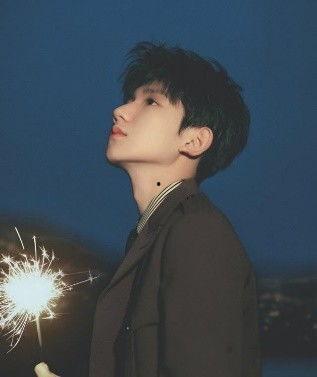 唱歌男网红吃瓜的是谁,揭秘“唱歌男网红”背后的真相  第1张